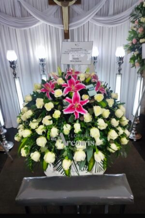 MANTO PARA ATAUD - ROSAS BLANCAS Y LILIUMS ROSADOS